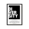 פוסטר שחור לבן עם טקסט של הגדרת המילה 'Diversity' באנגלית, בתוך מסגרת דקה מודרנית