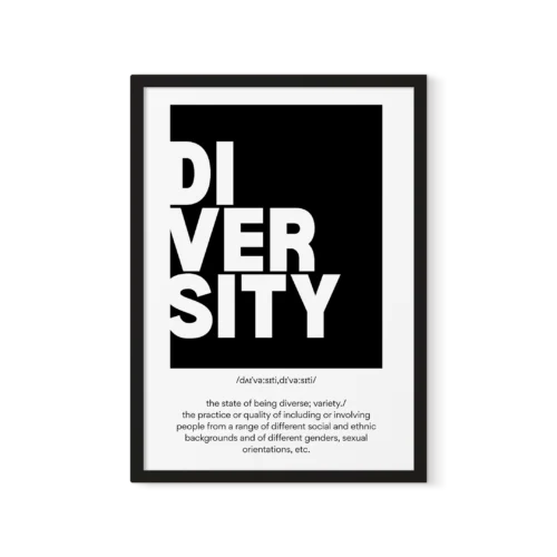 פוסטר שחור לבן עם טקסט של הגדרת המילה 'Diversity' באנגלית, בתוך מסגרת דקה מודרנית