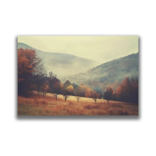תמונת צבעי מים של נוף סתיו ערפילי עם גבעות ירוקות-חומות, שביל מפותל, עצים ועננים בשמיים.