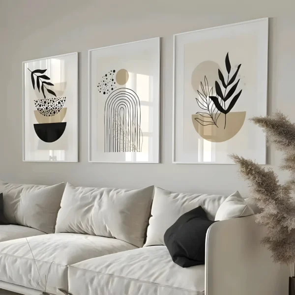 סט שלוש תמונות ממוסגרות בסגנון בוהו מודרני מופשט, בגווני שחור, בז' ולבן, המציגות צורות גיאומטריות עדינות ודימויי עלים.